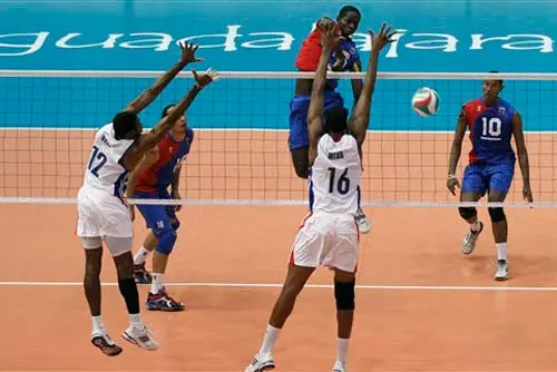 Cuba arrasa con Venezuela en voleibol masculino