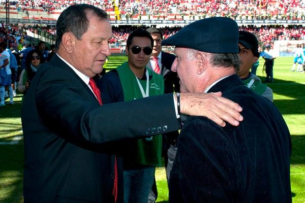 Enrique Meza y Manuel Lapuente se saludan previo al encuentro | MEXSPORT