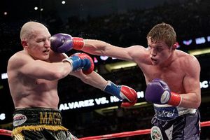 Canelo admite que ante Hatton le faltó el KO
