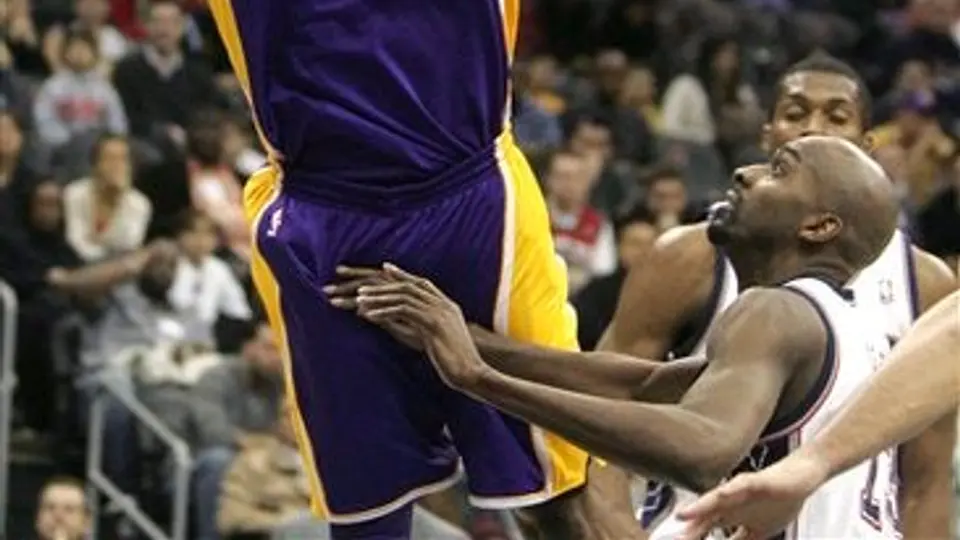 Kobe brilla en la segunda mitad y Lakers derrota 99-92 a Nets