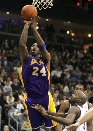 Kobe brilla en la segunda mitad y Lakers derrota 99-92 a Nets