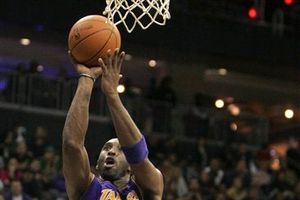 Kobe brilla en la segunda mitad y Lakers derrota 99-92 a Nets
