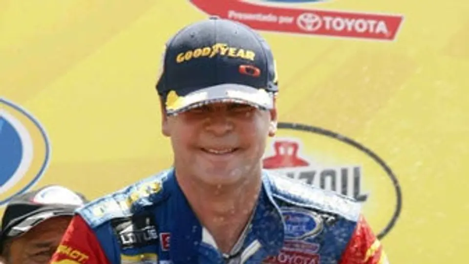 Martínez se lleva novena fecha de la Nascar, Quiroga sigue de líder