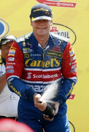 Martínez se lleva novena fecha de la Nascar, Quiroga sigue de líder