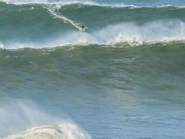 Aprendió a surfear con su hermano | ESPECIAL