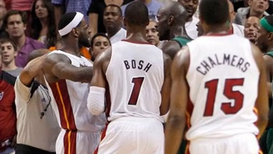Miami vence a Boston en duelo adelantado de Playoffs