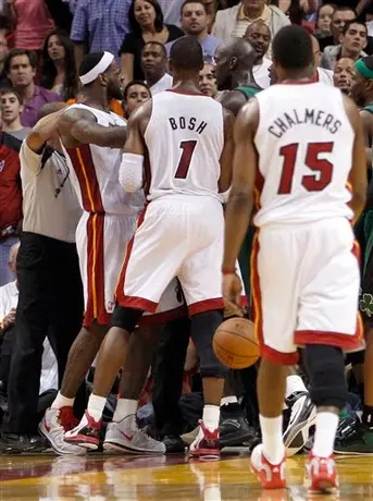 Miami vence a Boston en duelo adelantado de Playoffs