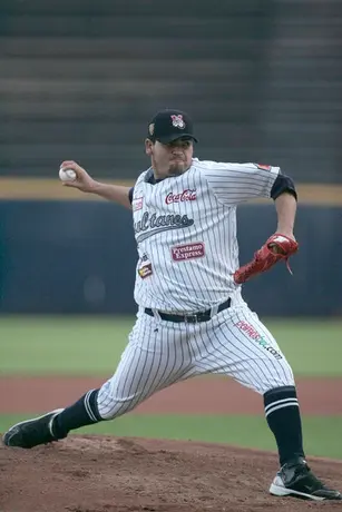 Édgar González regresa con Rockies