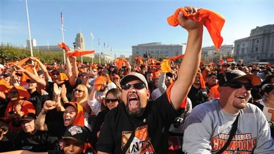 Gigantes desfilan y festejan campeonato frente a su afición