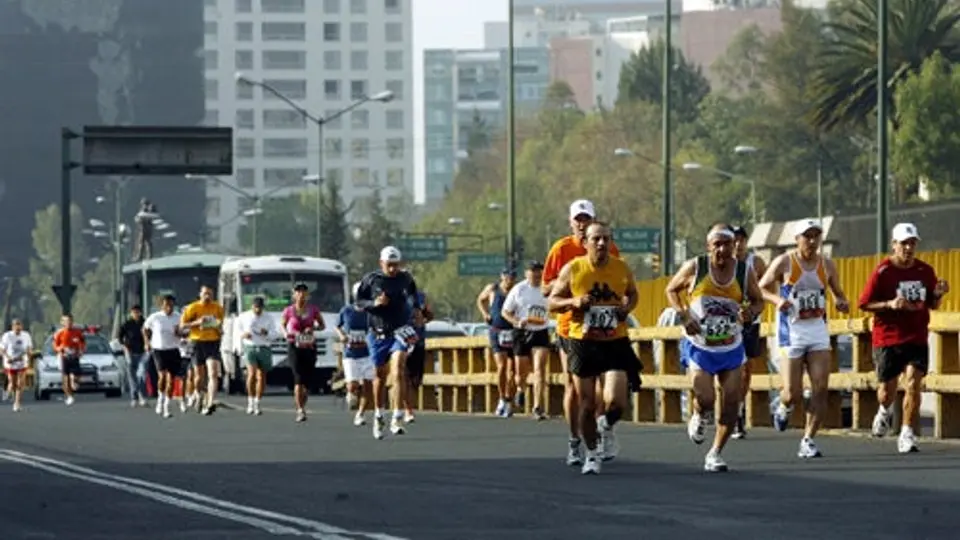 Keniatas se llevan la Media Maratón de la Ciudad de México