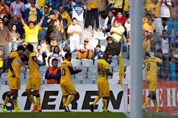Benítez celebra con la afición águila | MEXSPORT