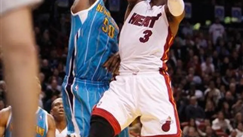 Wade y James encienden al Heat; Miami vence 94-77 a Hornets