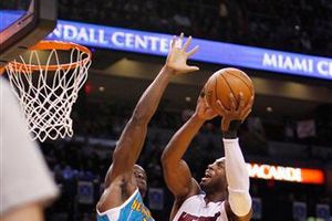 Wade y James encienden al Heat; Miami vence 94-77 a Hornets