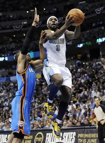 Los Nuggets evitan barrida al vencer 104-101 al Thunder