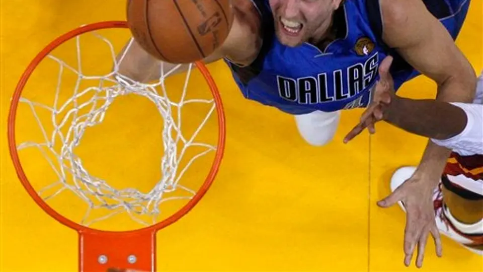 Dallas vence a Miami 95-93