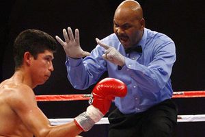 Solís cae cinco veces y pierde ante Gamboa