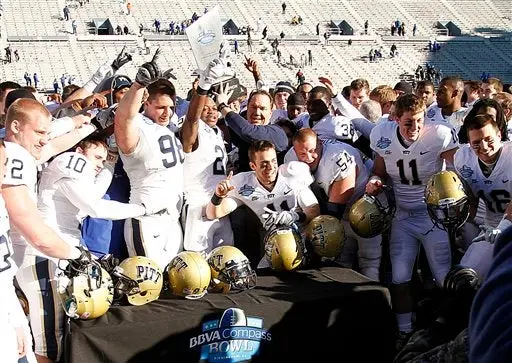 Pittsburgh aprovecha errores y se lleva el Compass Bowl