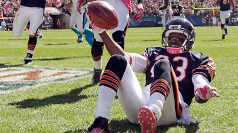 Hester rompe récord y los Osos vencen 34-29 a Carolina