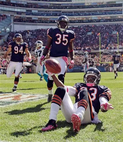 Hester rompe récord y los Osos vencen 34-29 a Carolina