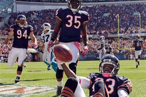 Hester rompe récord y los Osos vencen 34-29 a Carolina