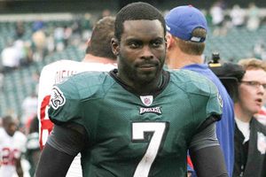 Vick no se rompió la mano