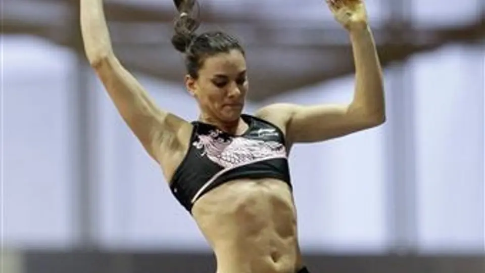 Isinbayeva impone la mejor marca del año en su regreso a las pistas