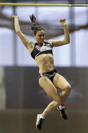 Isinbayeva impone la mejor marca del año en su regreso a las pistas