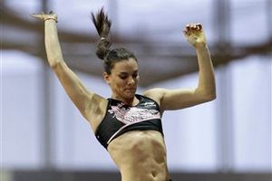 Isinbayeva impone la mejor marca del año en su regreso a las pistas