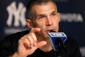 Joe Girardi se queda en Yanquis tres años más