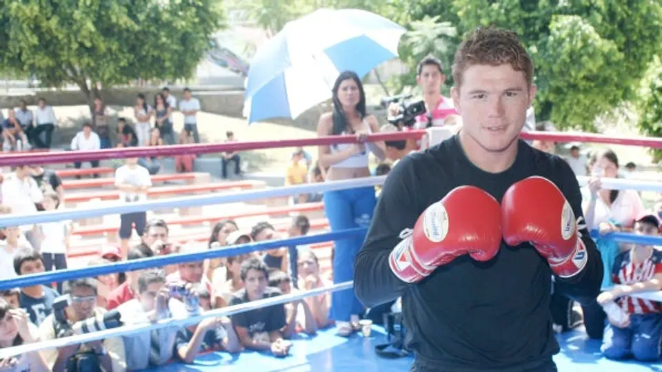 La afición consiente al Canelo en entrenamiento público