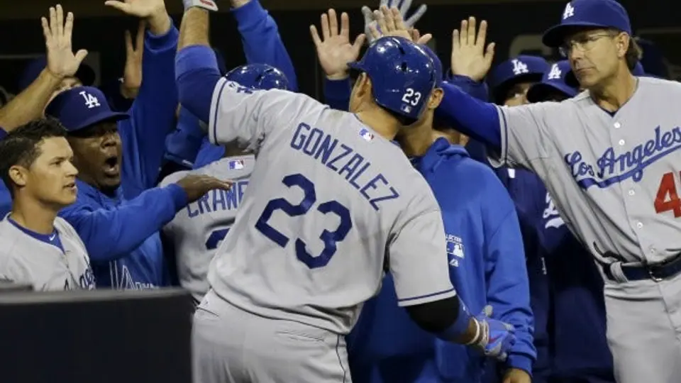 Adrián González conecta su primer jonrón del año