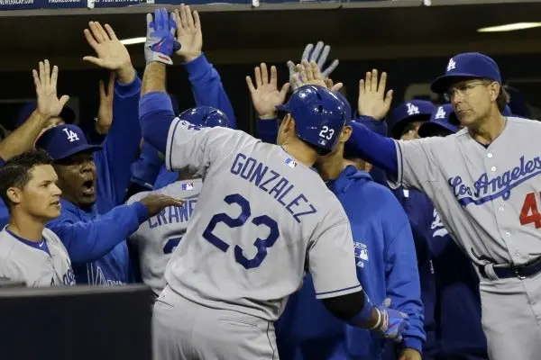Adrián González conecta su primer jonrón del año