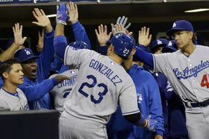 Adrián González conecta su primer jonrón del año