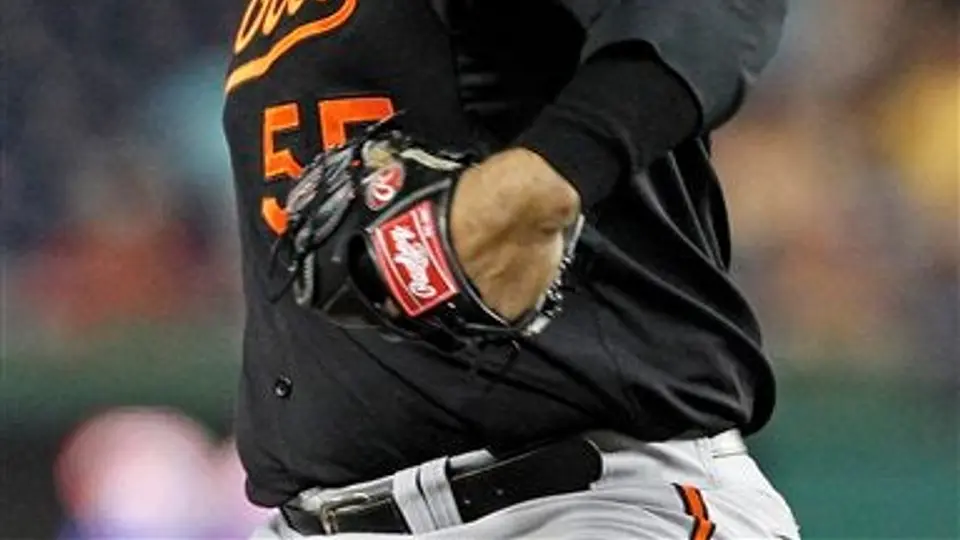 Jugador de Orioles se entrega al jefe de la policía dominicana