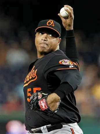 Jugador de Orioles se entrega al jefe de la policía dominicana