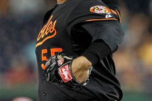 Jugador de Orioles se entrega al jefe de la policía dominicana