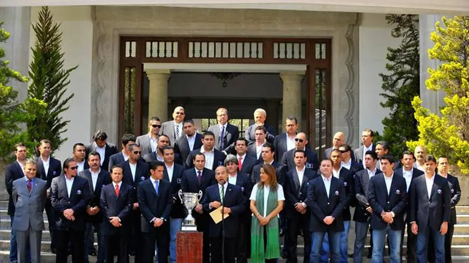 Felipe Calderon felicita a los Yaquis en Los Pinos