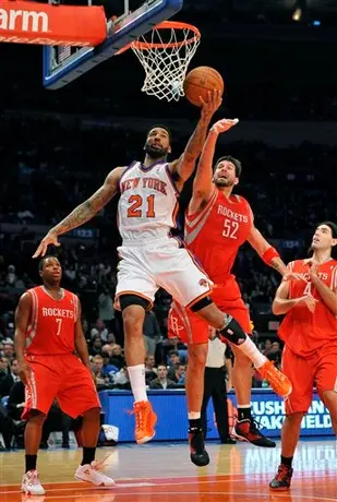 Con 24 puntos de Luis Scola, Rockets vence 104-96 a Knicks