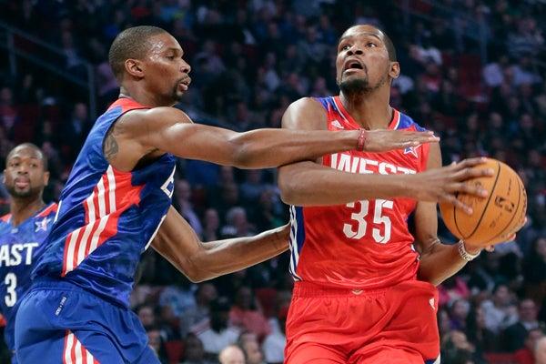 Chris Bosh disputando el balón con Kevin Durant | AP