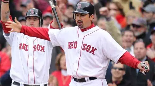 Adrián González firma extensión de contrato con Boston