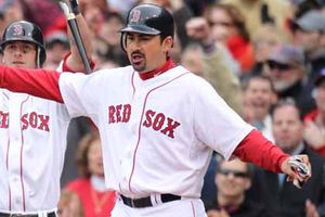 Adrián González firma extensión de contrato con Boston