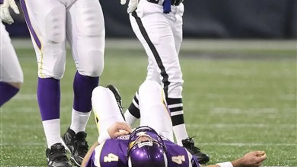 Favre sale lesionado; Vikingos supera 38-14 a Buffalo