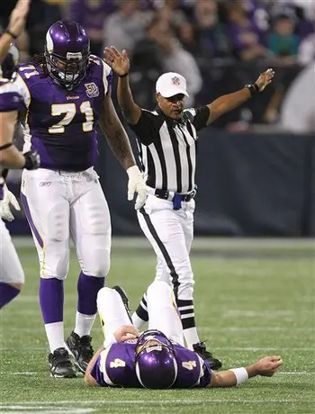 Favre sale lesionado; Vikingos supera 38-14 a Buffalo