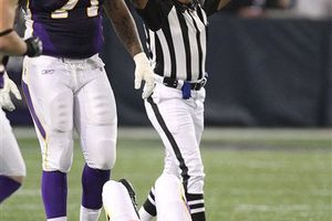 Favre sale lesionado; Vikingos supera 38-14 a Buffalo