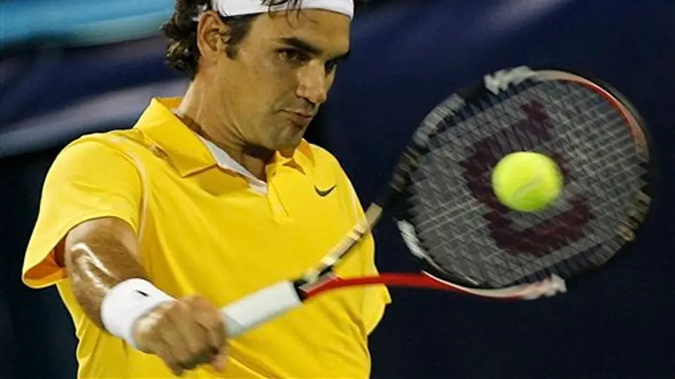 Federer y Sharapova derrotan a Nadal y Azarenka