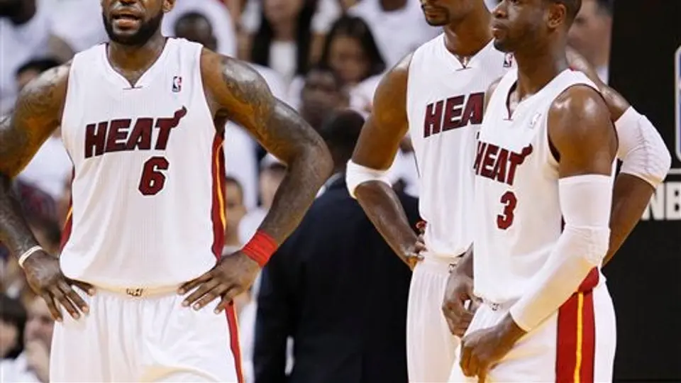 Bosh encabeza triunfo de Miami 97-89 ante Filadelfia