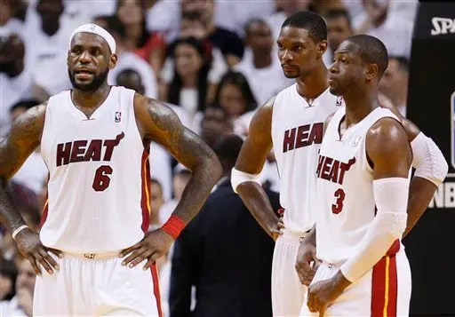 Bosh encabeza triunfo de Miami 97-89 ante Filadelfia