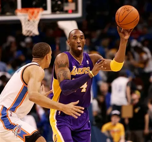 Los Lakers derrotan al Thunder 90-87