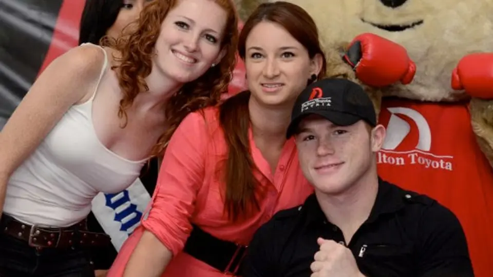 El Canelo reparte autógrafos a 500 fans tapatíos