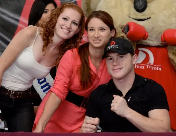 El Canelo reparte autógrafos a 500 fans tapatíos